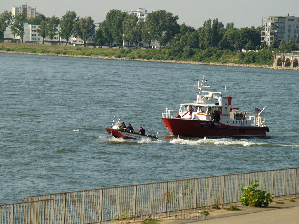 Einsatz Loeschboot und Rettungsboot Koeln Muelheim  P32.JPG